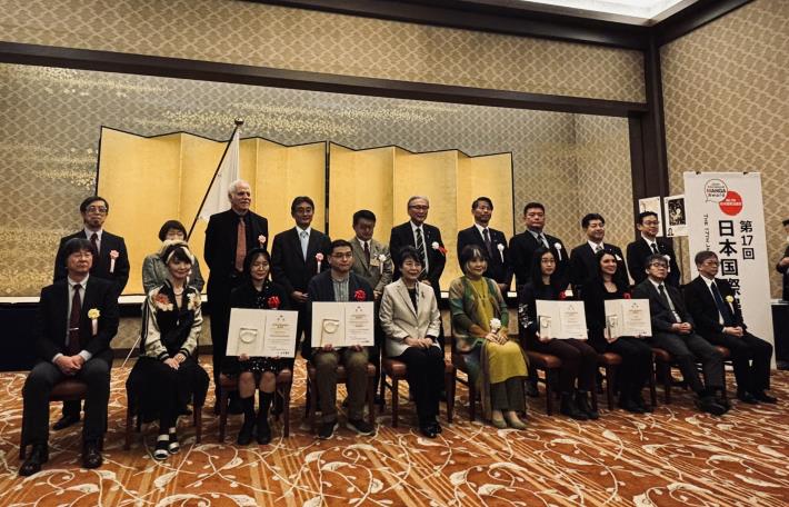 勇奪第17屆日本國際漫畫獎最優秀獎（金獎）的臺灣漫畫家簡嘉誠（前排左4），與得獎者們、評審委員及日本眾議員等合影。
