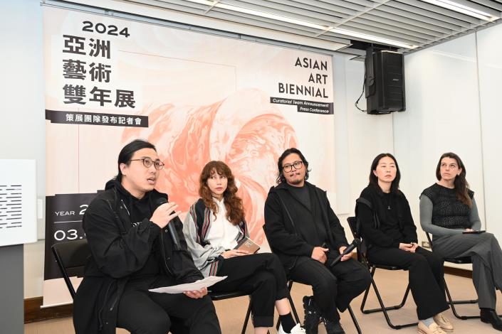 策展團隊分享「2024亞洲藝術雙年展」策展方向，（左起）策展人方彥翔、安妮・戴維狄安(Anne_Davidian)、墨夫．艾斯賓納(Merv_Espina)_、金海主(Haeju_Kim)及艾斯莉・西文(Asli_Seven)