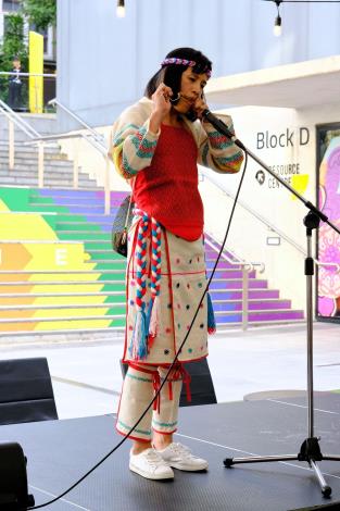 第24屆雪梨雙年展開幕週臺灣焦點活動昨（7）日登場，參展藝術家宜德思‧盧信Idas Losin演出原民傳統樂器口簧琴。（李政諺攝）