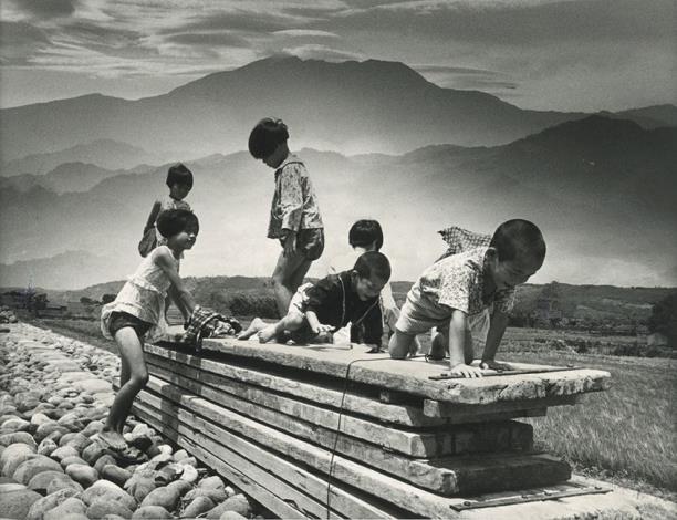 邱德雲以鏡頭紀錄家鄉加里山下，童稚們玩樂的場景，定格農村純樸和樂的生活，開展寫實攝影的人文關懷。邱德雲，〈加里山下兒童樂〉，1960，國家攝影文化中心典藏。