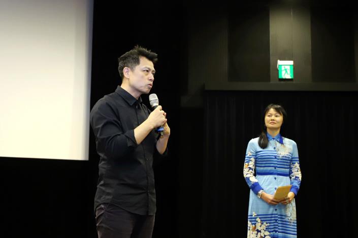 導演黃銘正（左）於映後座談與現場觀眾交流。