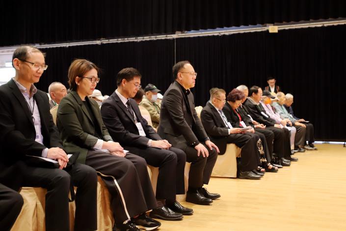 追思會中文化部長史哲（左4）與全場逾百名全國政治受難者與其家屬們虔敬肅穆默哀祈福。