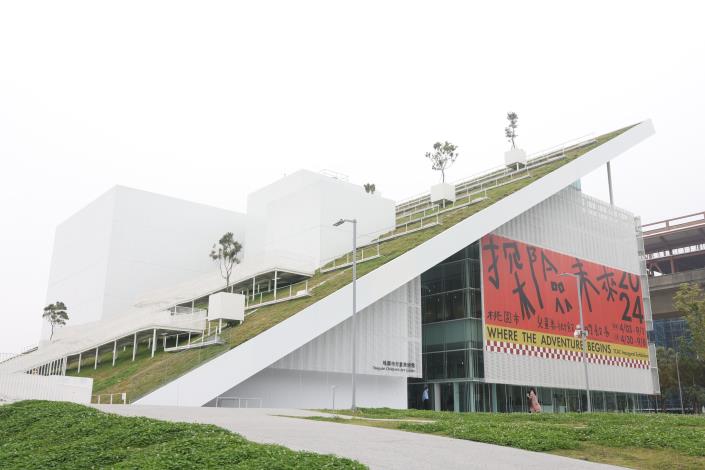 桃園市立美術館由日本建築師山本理顯和臺灣建築師石昭永聯手設計，以「景觀化的建築，遊樂化的展館」為理念設計「藝術山丘」。