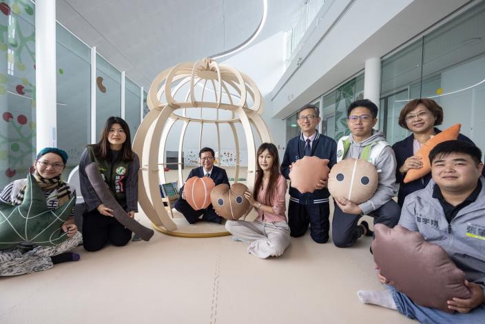 行政院副院長鄭文燦（左3）體驗桃園市兒童美術館專門設計給6歲以下小朋友的體驗空間「種子城市」。
