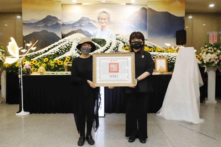 文化部政務次長李靜慧（右）代表頒贈總統褒揚令，由黃永松夫人李南華女士（左）代表受贈。
