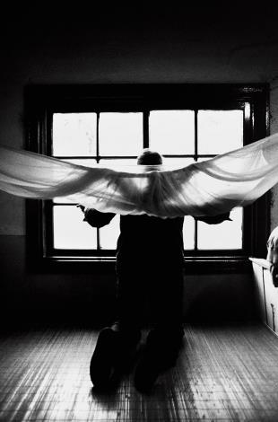 1990年代攝影家周慶輝在新聞記者工作之餘的空閒時間，進入「樂生療養院」長期蹲點拍攝，從此開啟攝影專題系列創作。周慶輝，《行過幽谷》，〈天使〉，1993，國家攝影文化中心典