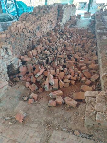 臺東縣歷史建築「萬安磚窯」第一目窯洞僅存約1／3的窯牆倒塌。