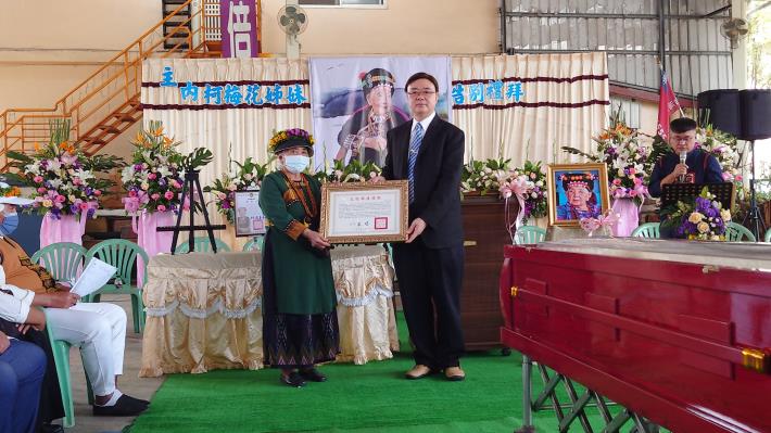 文化部文資局副局長粘振裕（右）代表頒贈旌揚狀，由柯梅花之女柯春月（左）代表受贈。