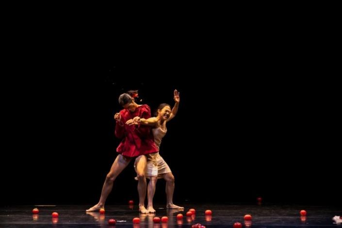 編舞家暨舞者周寬柔將演出獲選「2022年愛丁堡藝穗節臺灣季」的作品《TOMATO》