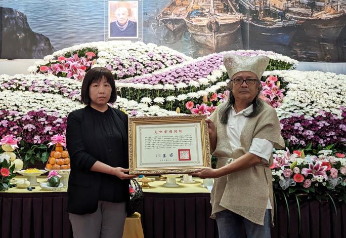文化部司長吳宜璇（左）代表頒贈文化部旌揚狀，由陳瑞福長子陳麒方（右）代表受贈。
