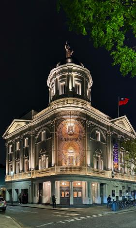 王冠劇場按慣例升起主題國國旗歡迎臺灣藝術家和團隊，搭配劇院外牆藝術家范承宗的大型竹編作品格外醒目。