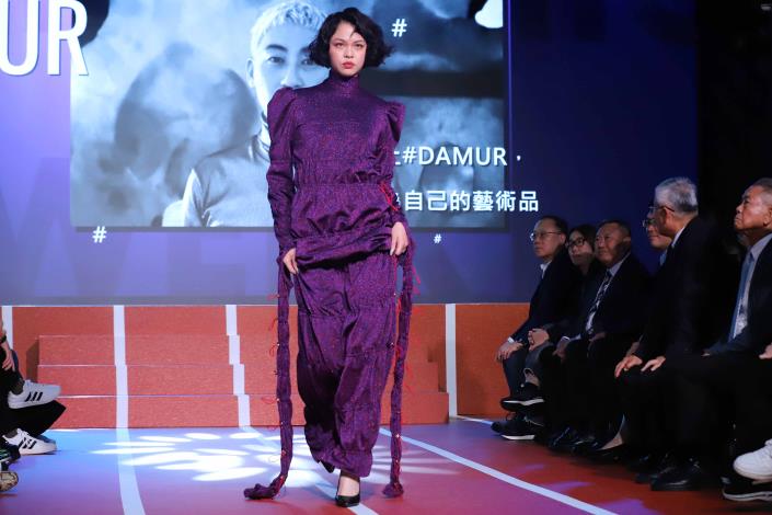 文化部長史哲、中華奧林匹克委員會主席林鴻道等欣賞「臺北時裝週AW24」品牌秀服裝走秀。