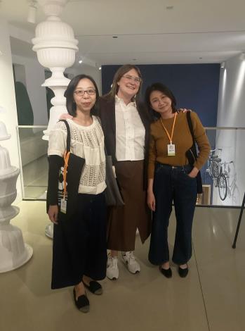 葉佳蓉（左）、李佳霖（右）與芝博會藝術總監Kate Sierzputowski（中）於芝博會交流