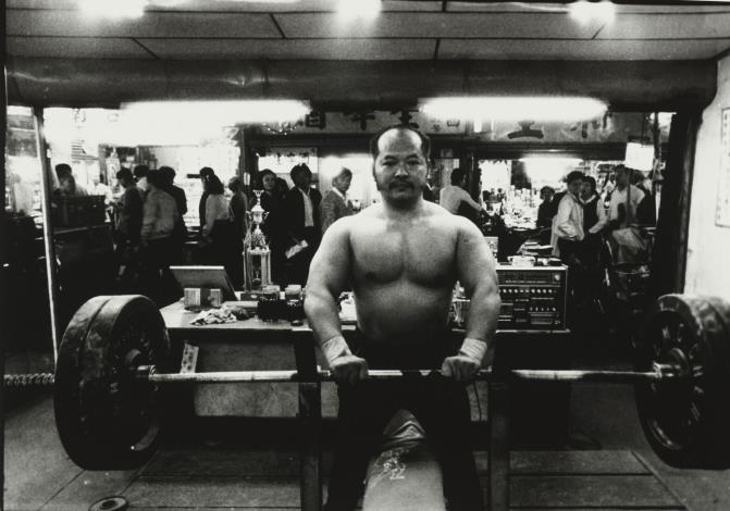 小俠，《醉巡》系列，1987，國家攝影文化中心典藏。《醉巡》系列是潘小俠在《自立晚報》擔任攝影記者期間所拍攝，觀察臺北城市底層社會人物、捕捉夜間生活影像，呈現出大都會下的另一個世界。