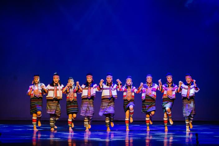 臺灣原住民族以語言、吟唱等方式，記錄族群歷史、智慧及生活。以泰雅族語中「傳承根源」為名的傳源文化藝術團，將透過樂器演奏、嘹亮歌聲及肢體語言呈現《舌根上的生命記憶》。