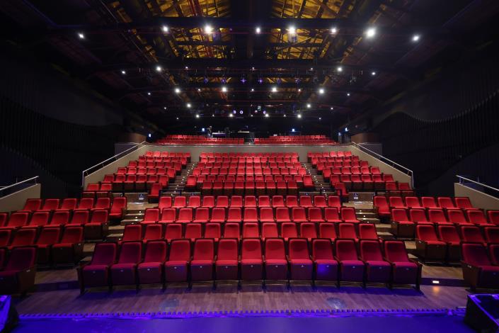 歷史建築「左營海軍中山堂」從昔日的電影院，華麗轉身成為適合中小型內台戲曲作品演出的「中山堂劇場」。