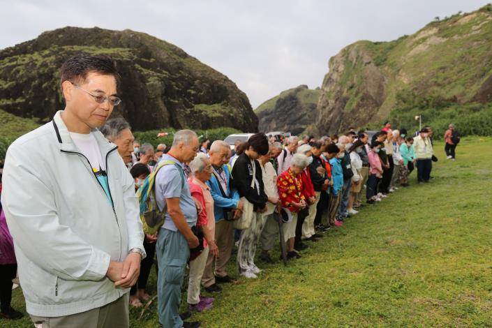 人權館館長洪世芳(左1)率隊，陪同白色恐怖受難者及家屬前往「十三中隊」，向在綠島長眠的政治受難者獻花致意。