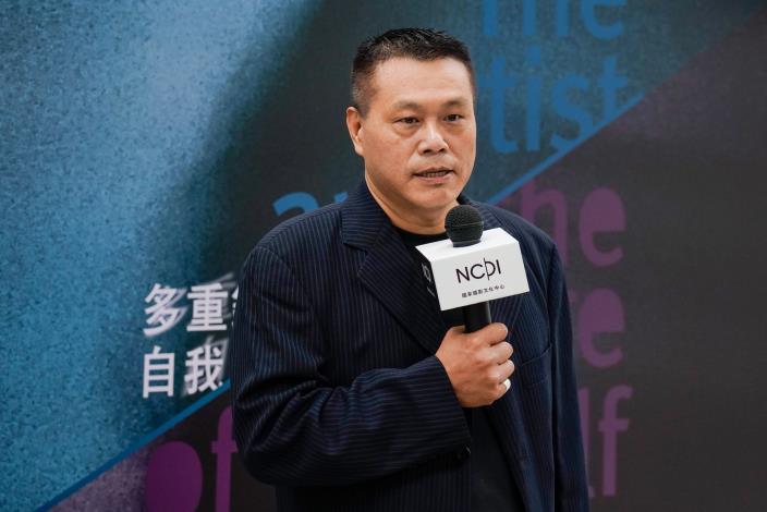 策展人陳永賢於展覽開幕式致詞。