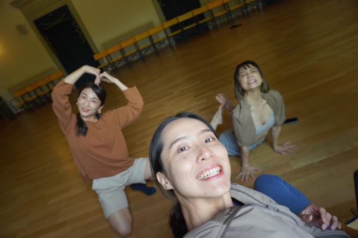 舞者嚴婕瑄（中）、謝宜君（左）、羅珮慈（右）在維辰札市立劇院平常排練情形
