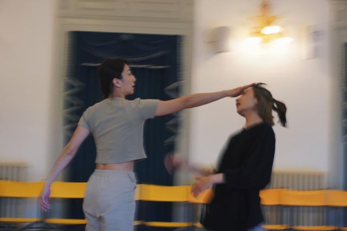 舞者謝宜君（左）、羅珮慈（右）在維辰札市立劇院平常排練情形