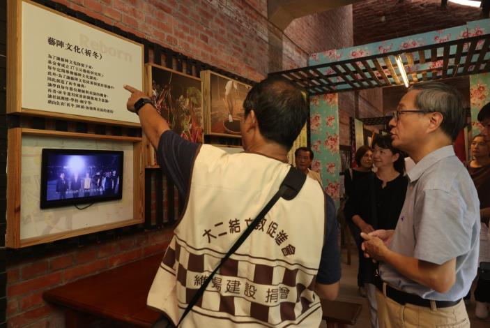 文化部長李遠（右）參訪二結穀倉稻農文化館，館內設有的稻農文化常設展、大二結地區文資保存紀錄特展等，成為認識在地文化的重要起點。