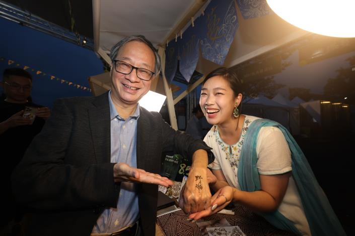 文化部長李遠（左）參訪庄頭劇場文創市集，在商家體驗手繪好運圖騰。