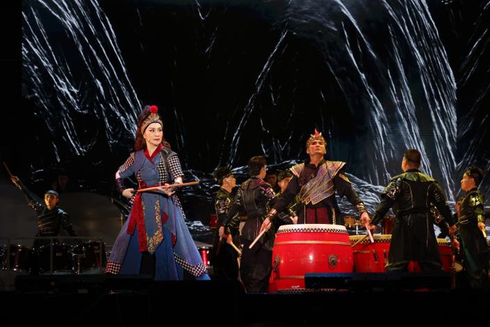 朱宗慶打擊樂團擊樂劇場《木蘭》首度進行戶外公演，表演藝術的細膩手藝與「外台」精神攜手，縮短民眾與劇場的距離。