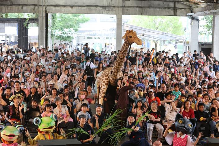 無獨有偶工作室劇團將4米高長頸鹿等原創動物大偶帶進中興文化創意園區，瞬間擄獲孩童芳心，也讓大朋友們驚喜連連。