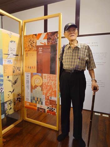 詩人李魁賢參觀展場