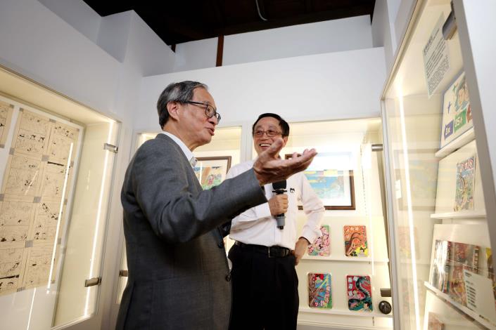 文化部長李遠（左）參觀《諸葛四郎100》漫畫展，難掩興奮之情。