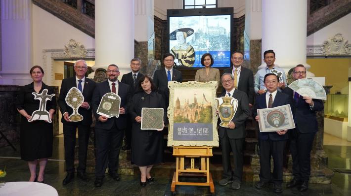 文化部長李遠（前排右3）、捷克參議院副參議長Jiři_Drahoš（前排左2）、捷克國家博物館總館長Michal_Lukeš（前排左3）、國立臺灣博物館長洪世佑（前排右2）、捷克國家文化資產局總局長Naděžda_Goryczková（前排左4）、捷克經濟文化辦事處代表David_Steinke（前排右1）等貴賓，共同邀請民眾到訪臺博館參觀「捷克城堡與堡邸特展」。
