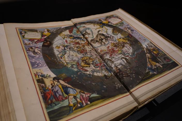 1661年在荷蘭出版的《和諧大宇宙》星圖，是17世紀歐洲最重要的天文學著作之一，描述行星系統和宇宙的秩序，並附有星座插圖。