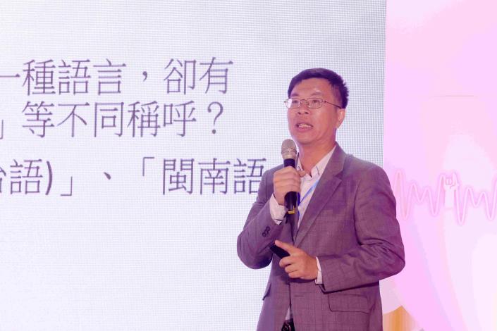 國立臺中教育大學台灣語文學系副教授何信翰進行「國家語言書面建議用語」專題報告。