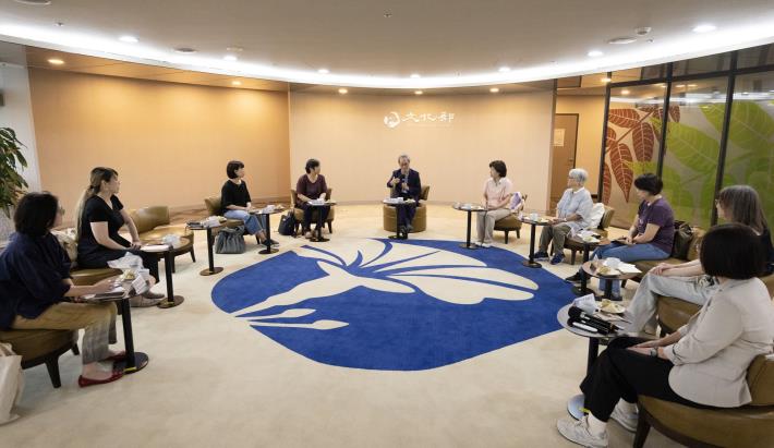 文化部長李遠（中）上任後推出「繪本及圖文書創作新秀獎勵」，今（30）日邀請出版社、繪本推廣、外譯行銷等工作者，進行意見交流。