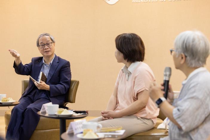 文化部長李遠（左）提及自己出過繪本、拍過電影，也辦過影視音實驗教育，所以同為創作者，經常以自身經驗出發，思考文化部政策如何真正具體培養創作者。