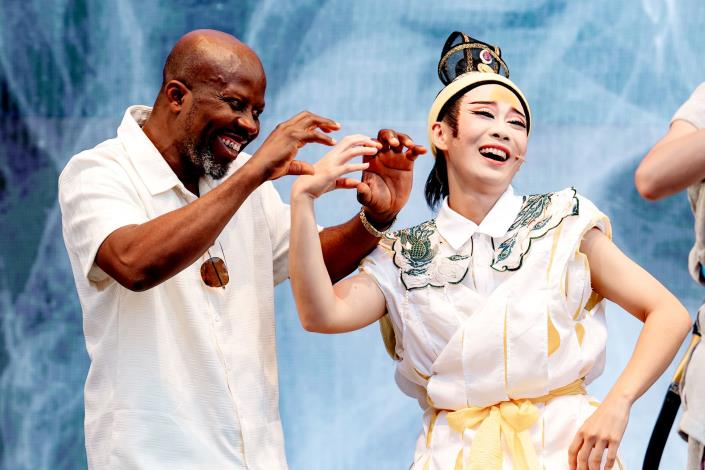 戲曲新編《在恁佮意》邀請台下觀眾一同「重新辦理招親」，台下男性觀眾朋友上台大方共比愛心。