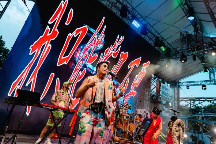 「A_Root同根生」曲風遊走戲曲歌謠、爵士語彙、電子聲響之間，並融合臺灣多元語種，揉合出當代民俗野味與臺式氣口。