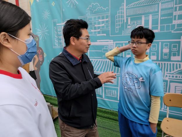建華國中楊明澈同學(右)、陳姵羽同學(左)與葉于正館長(中)分享文化幣使用經驗