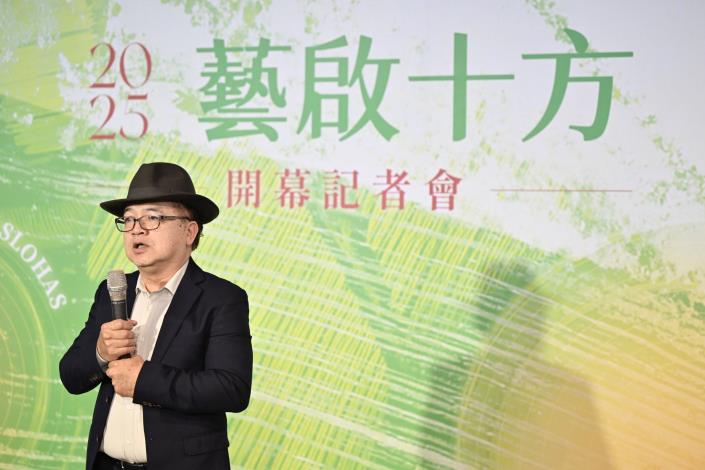 臺灣工藝之家協會理事長謝嘉亨為展覽致歡迎詞
