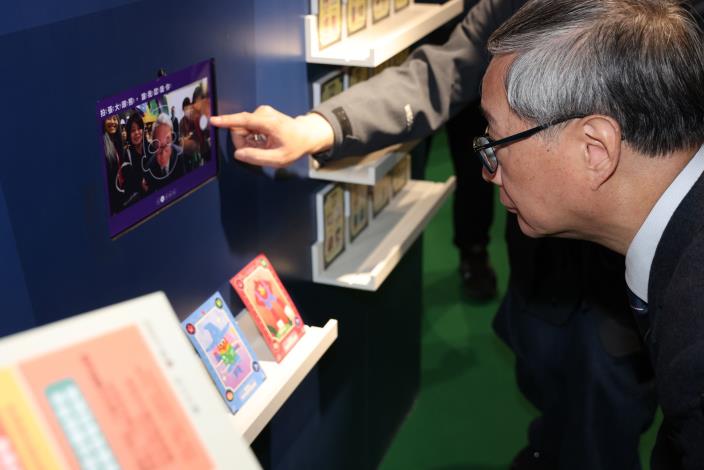 文化部長李遠至「童書主題館」參與互動體驗展，體驗如何透過遊戲讓親子探尋適合自己閱讀的作品。