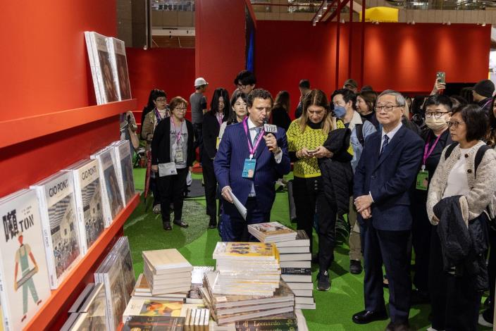 文化部長李遠於台北國際書展「義大利主題國館」聆聽導覽。