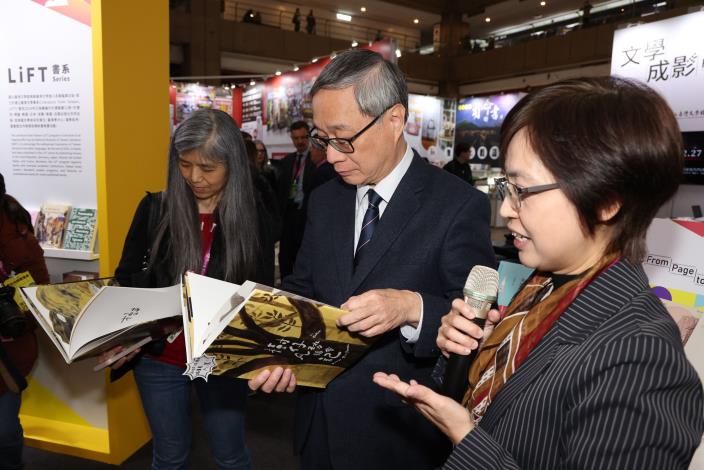 文化部長李遠參觀（中）國立臺灣文學館「文學書區」，由臺文館館長陳瑩芳（右）導覽。