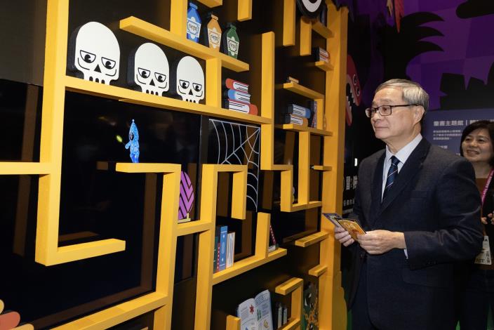 文化部長李遠參觀台北國際書展「童書主題館」。