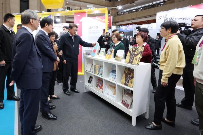總統賴清德（左2）與文化部長李遠（左1）一同參觀台北國際書展「文學書區」。