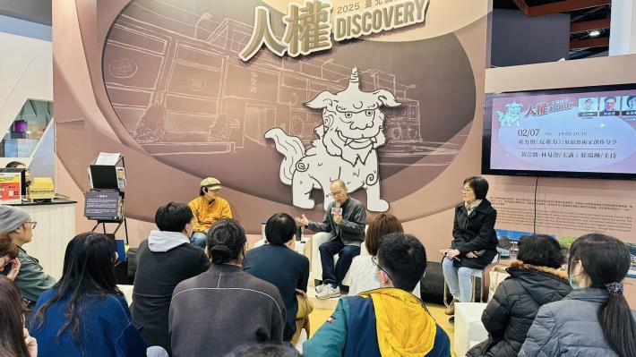 小說家黃崇凱（圖中）與歷史工作者林易澄（圖左）、春山出版社總編輯莊瑞琳（圖右）一起暢談他的新作《反重力》，分享創作歷程。