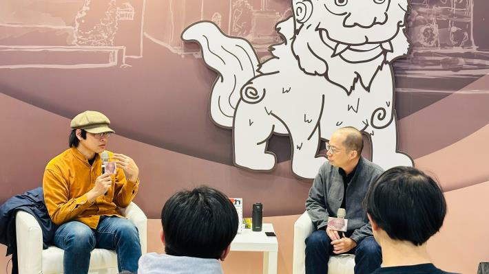 歷史工作者林易澄（圖左）與小說家黃崇凱（圖右）一起對談，分享對於《反重力》一書的想法。