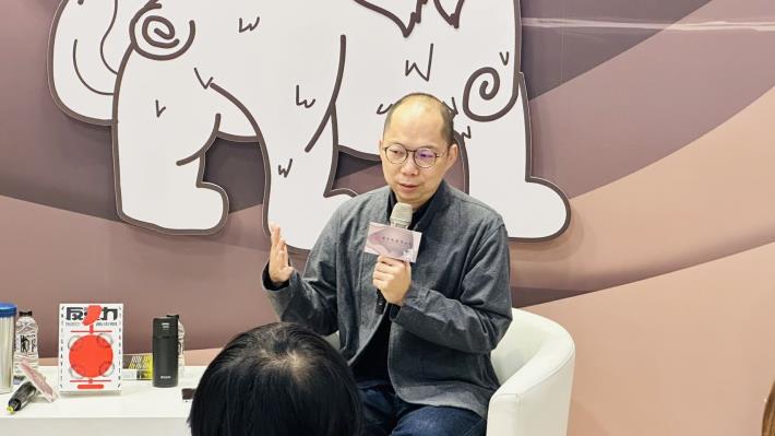 黃崇凱認為，歷史是告訴你已經發生的事情，小說則是在描述可能發生的事情，如何捕捉這些尚未發生、模糊的狀態，便是小說創作的著力點。
