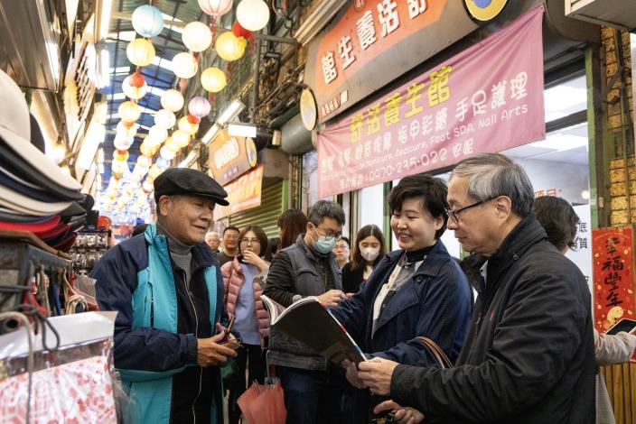 見域工作室共同創辦人吳君薇（右2）帶領文化部長李遠（右1）走訪新竹中央商場，導覽城隍廟與商家共生的故事。