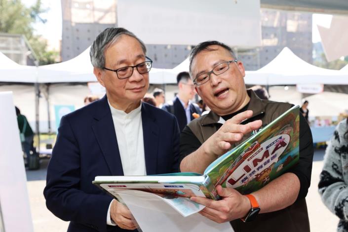 文化部長李遠（左）參觀創新書市，關心母語閱讀推廣，現場攤位介紹臺灣原住民族語言繪本。