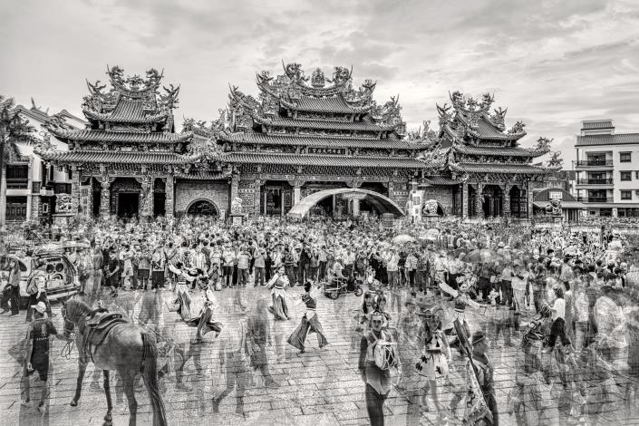 陳伯義的作品記錄廟埕活動的時間流動感，透過黑白影像與多層次時間重疊技巧，呈現廟宇不變的穩定性與人群活動的變化。  陳伯義〈大廟埕－臺南鹿耳門天后宮〉，2024，藝術微噴相紙，80 x 120 cm，藝術家提供